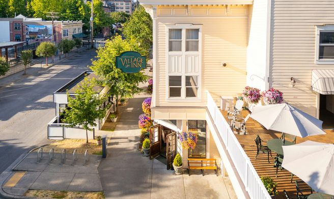 Fairhaven Village Inn Exterior
