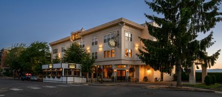 Fairhaven Village Inn Exterior