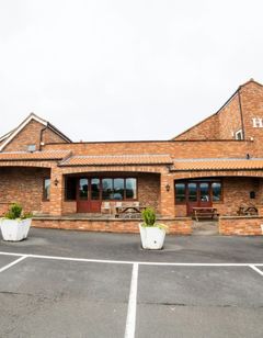 OYO White Horse Lodge Hotel