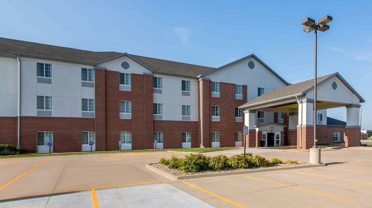 Spark by Hilton Grand Island Exterior