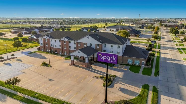 Spark by Hilton Grand Island Exterior