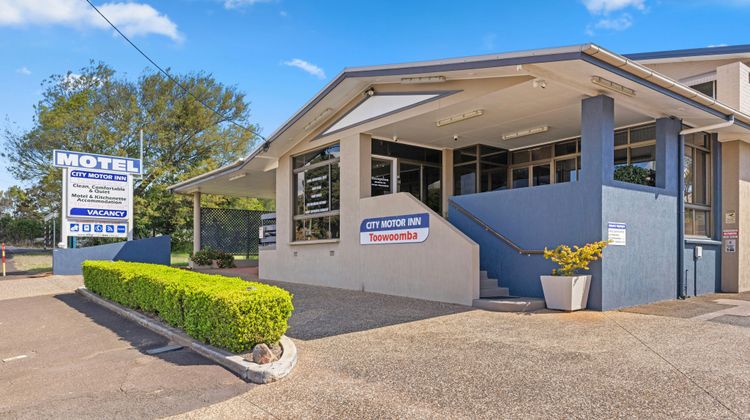 City Motor Inn Exterior