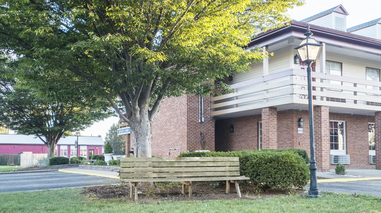 Red Roof Inn Uhrichsville Exterior