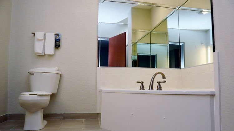 Holiday Inn Express Hotel & Suites Suite