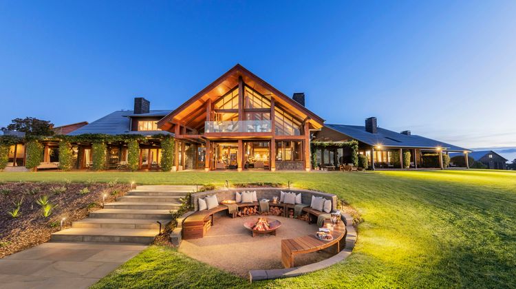 Spicers Peak Lodge Exterior