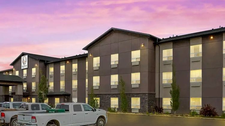 Duvernay Inn & Suites Exterior