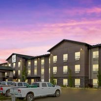 Duvernay Inn & Suites