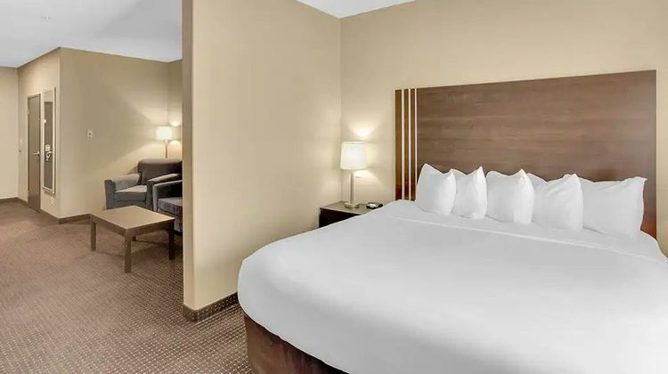Duvernay Inn & Suites Room