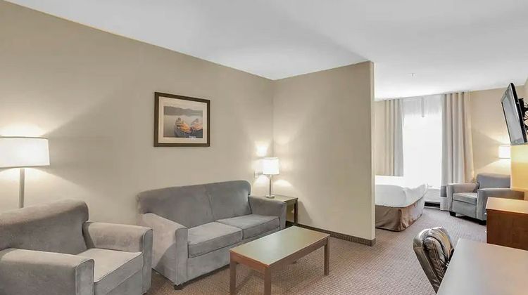 Duvernay Inn & Suites Room