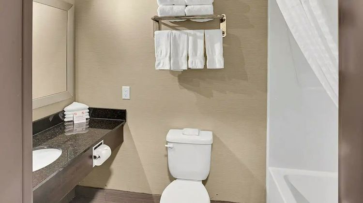 Duvernay Inn & Suites Room