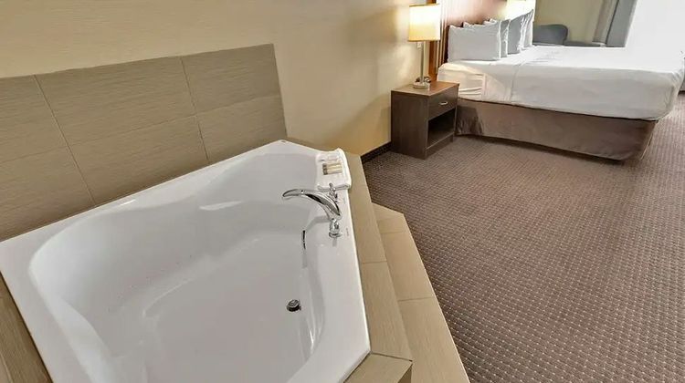 Duvernay Inn & Suites Room