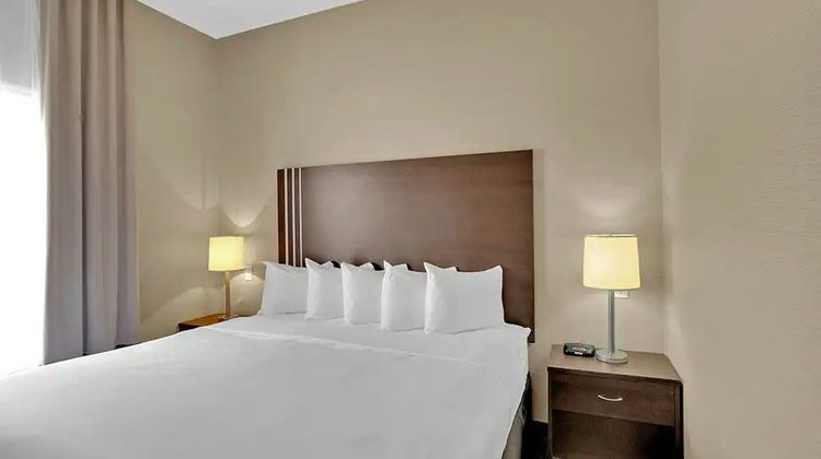 Duvernay Inn & Suites Suite