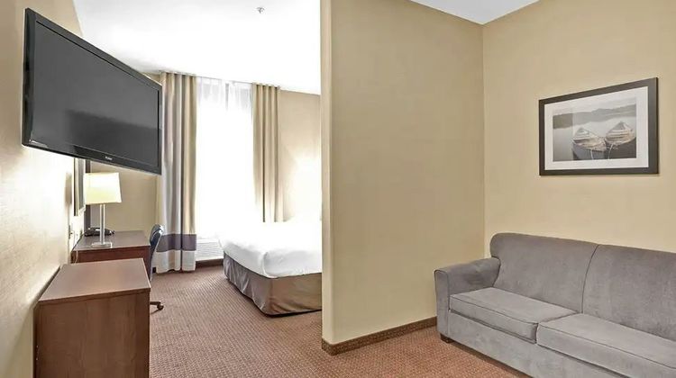 Duvernay Inn & Suites Suite