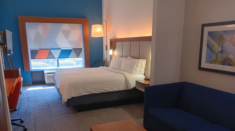 Holiday Inn Express Hotel & Suites Suite