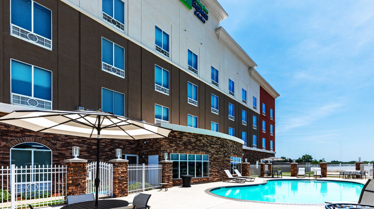 Holiday Inn Express & Suites Bossier cit Pool