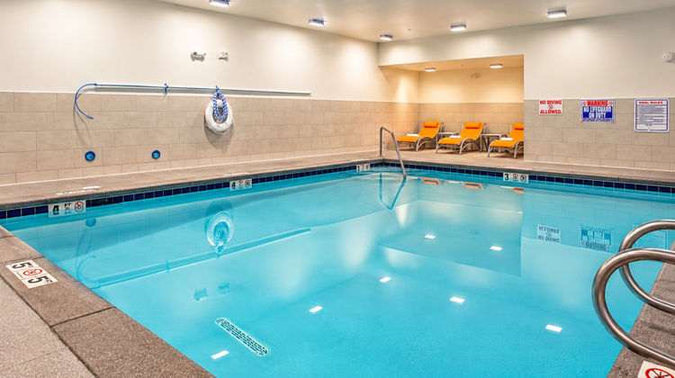 Holiday Inn Express & Suites Airport Pool