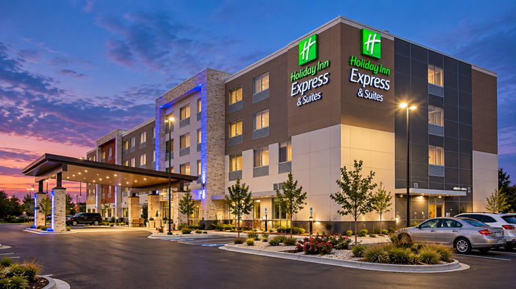 Holiday Inn Express & Suites Airport Exterior