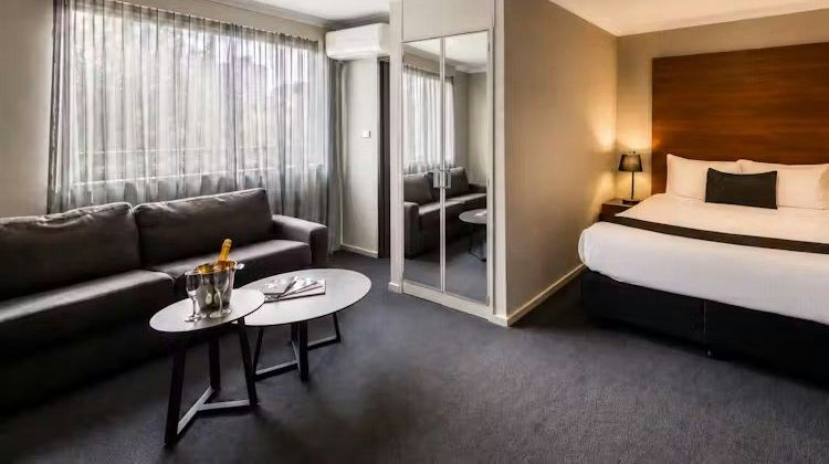 Hotel Crest on Barkly Room