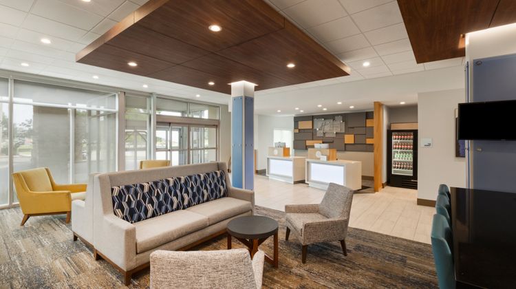 Holiday Inn Express & Suites Chalmette Exterior