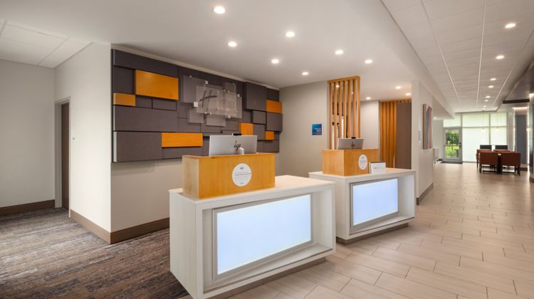 Holiday Inn Express & Suites Chalmette Exterior