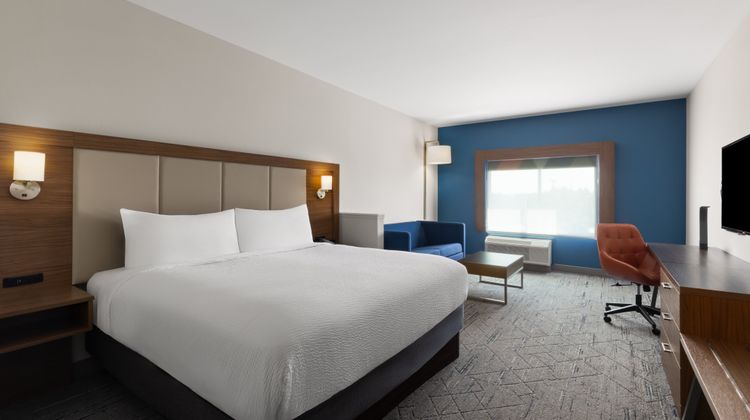Holiday Inn Express & Suites Chalmette Suite