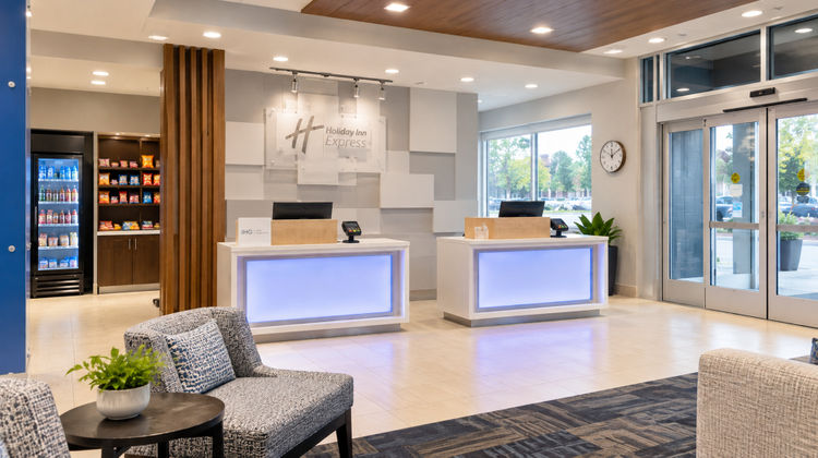 Holiday Inn Express & Suites Airport Exterior