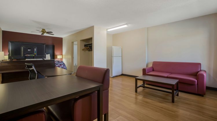 Red Roof Inn & Suites Statesboro - Univ Suite