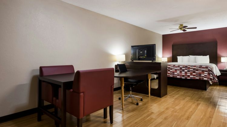Red Roof Inn & Suites Statesboro - Univ Suite
