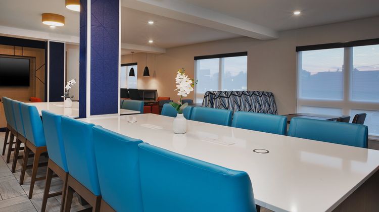 Holiday Inn Express & Suites Fredericton Restaurant