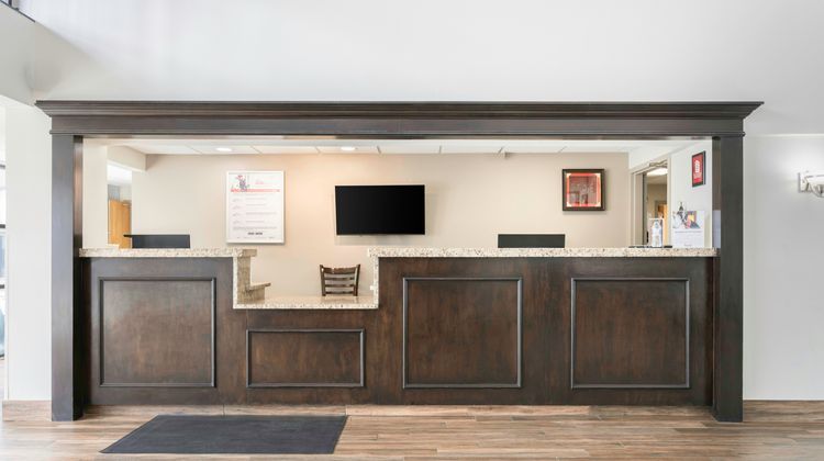 Red Roof Inn & Suites Middleborough Lobby