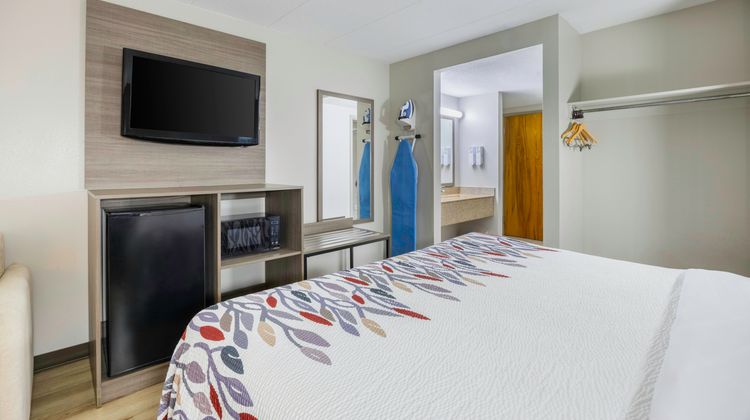 Red Roof Inn & Suites Middleborough Room