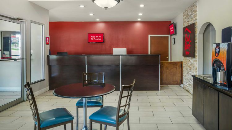 Red Roof Inn Columbia, TN Lobby