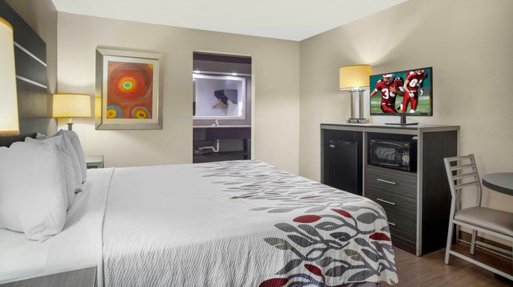 Red Roof Inn Columbia, TN Room