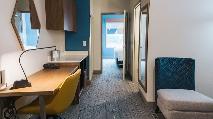 Holiday Inn Express & Suites LaGrange Suite