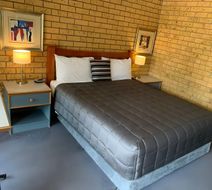 Newell Motor Inn Room