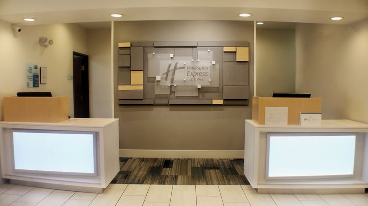 Holiday Inn Express and Suites Exterior
