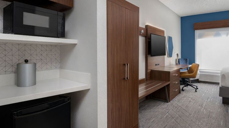 Holiday Inn Express & Suites Bentonville Suite