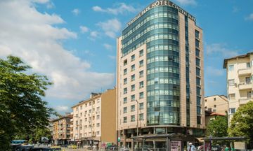 Rosslyn Central Park Hotel