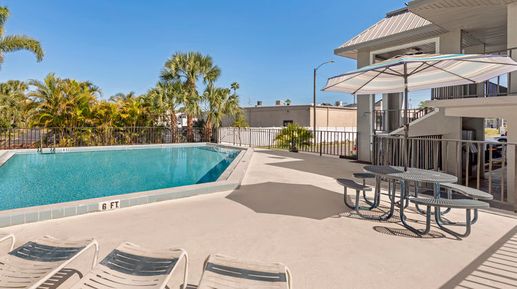 Red Roof Inn Kissimmee Pool