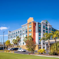 Holiday Inn Express Hotel & Suites
