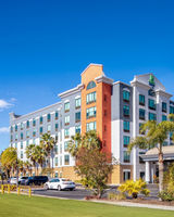 Holiday Inn Express Hotel & Suites