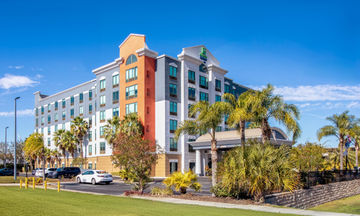 Holiday Inn Express Hotel & Suites