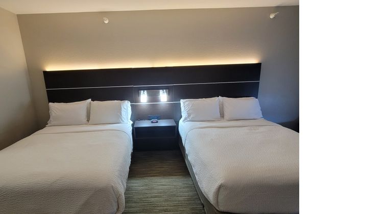 Holiday Inn Express & Stes Junction City Room