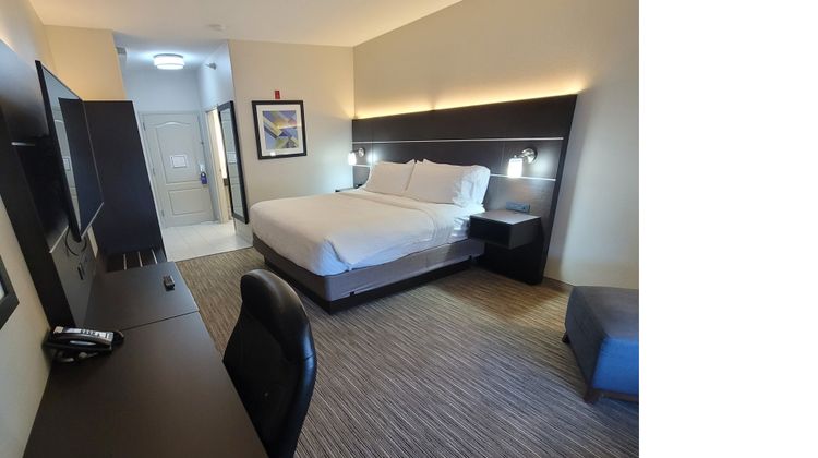Holiday Inn Express & Stes Junction City Room