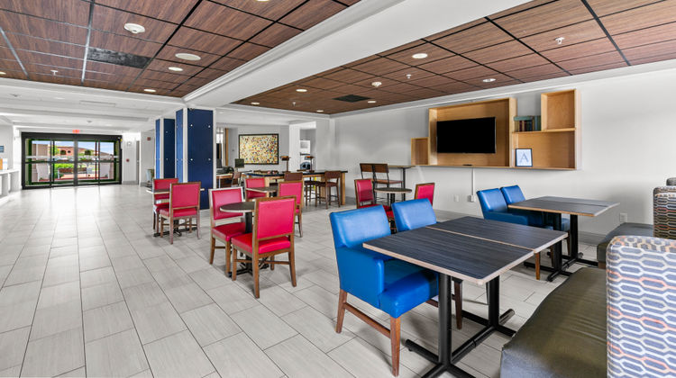 Holiday Inn Express Hotel & Suites Exterior