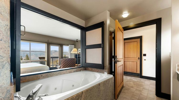 Sun Mountain Lodge Room