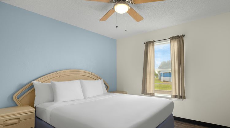 Victoria Palms Inn & Suites Room
