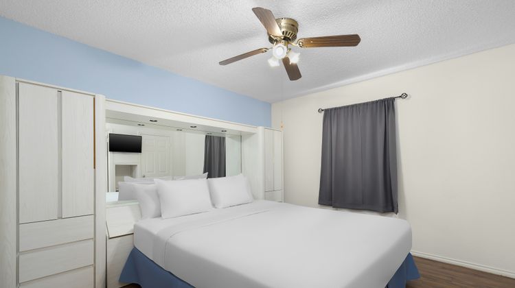 Victoria Palms Inn & Suites Suite