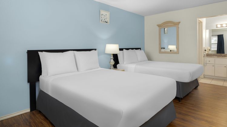 Victoria Palms Inn & Suites Room