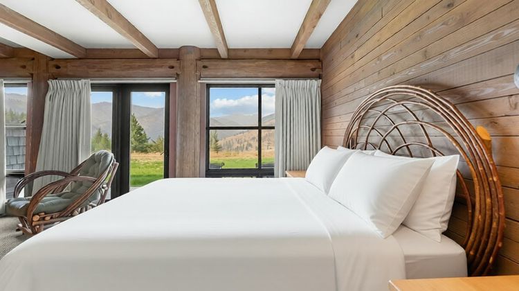Sun Mountain Lodge Room